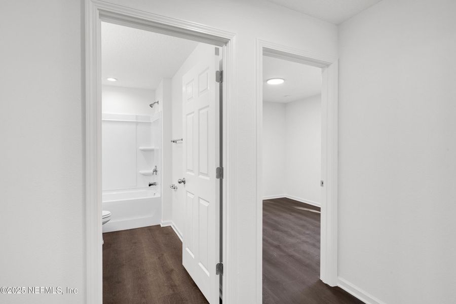 Spacious, unfurnished interior of a new home in , Palatka (Image 21).