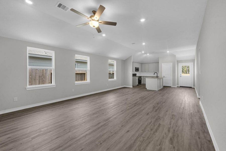 Spacious, unfurnished interior of a new home in The Enclave at Spring Branch, Conroe (Image 26).