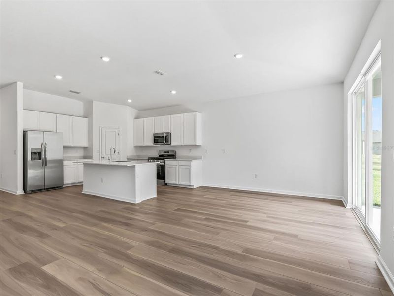 Spacious, unfurnished interior of a new home in Juliette Falls, Dunnellon (Image 21).