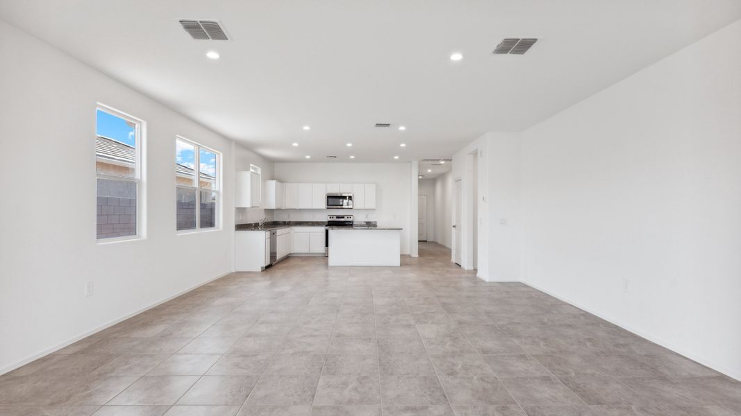 Spacious, unfurnished interior of a new home in Anthem at Merrill Ranch, Florence (Image 11).