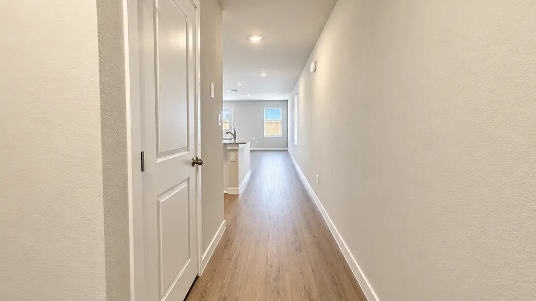 Spacious, unfurnished interior of a new home in Waldron Estates, Corpus Christi (Image 11).