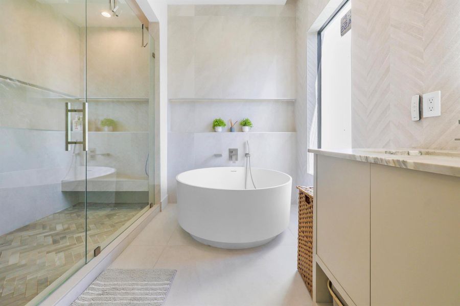 Furnished interior view inside a new home in , Fort Lauderdale (Image 57).