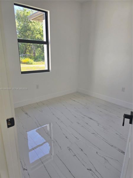 Spacious, unfurnished interior of a new home in , Lehigh Acres (Image 7).