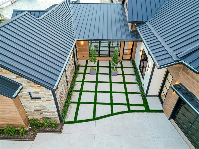 Exterior details and patio area of a home in , Graford (Image 1).