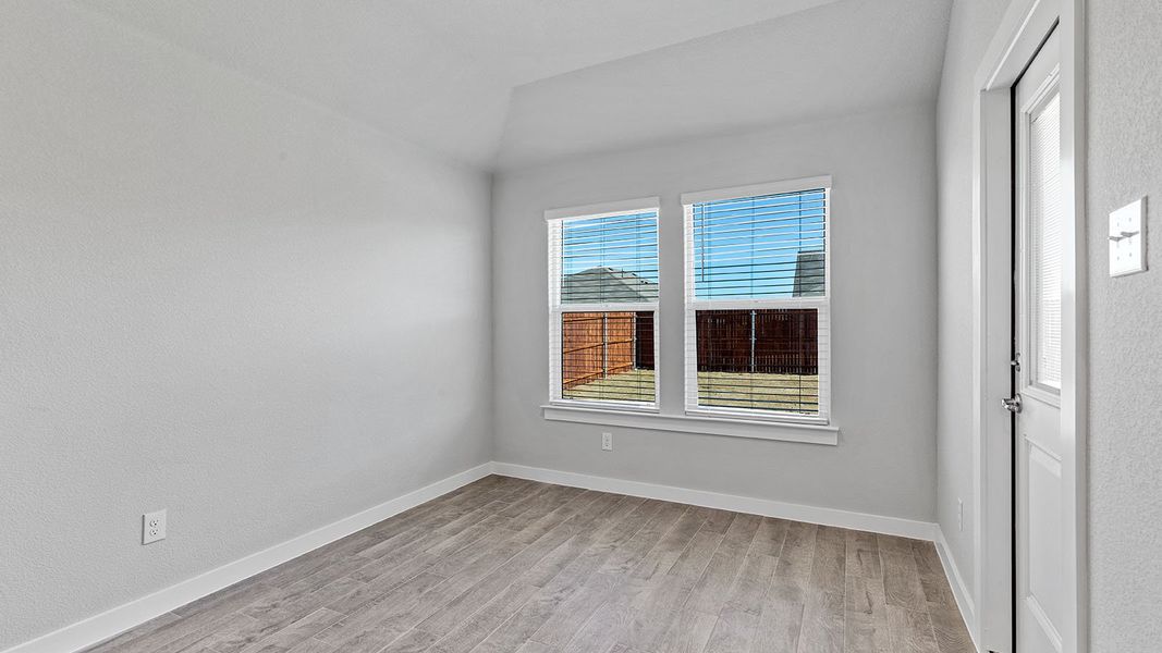 Spacious, unfurnished interior of a new home in Eagle Creek, Denton (Image 12).
