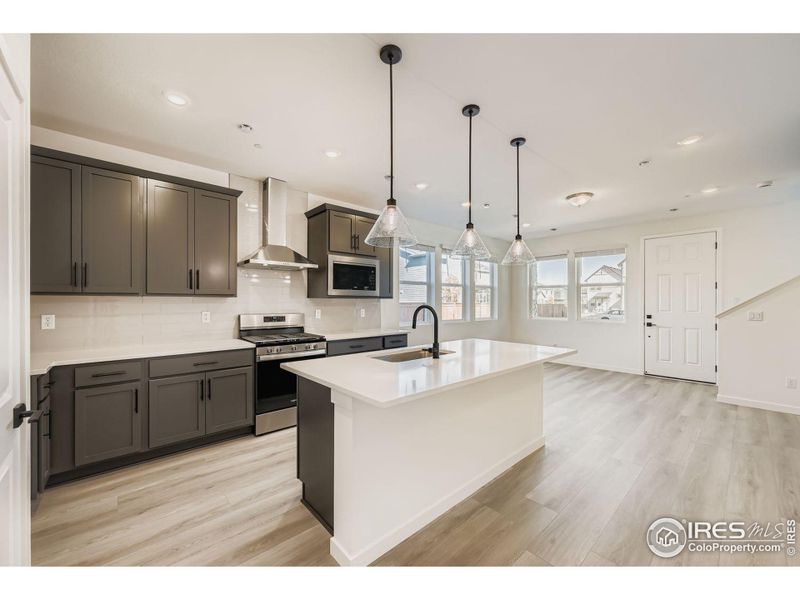 Kitchen with a grand kitchen island! Kitchen with a grand kitchen island!