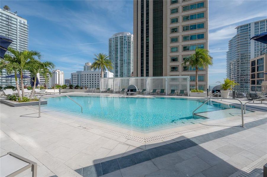 Condo located in St. Petersburg, FL showcasing its design and architecture (Image 36).