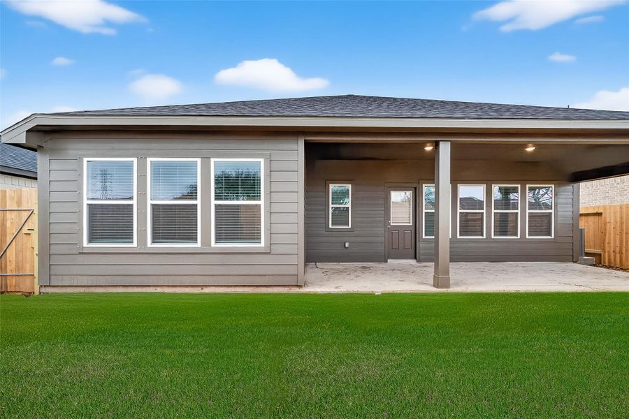 Exterior details and patio area of a home in Rollingbrook Estates, Baytown (Image 27).