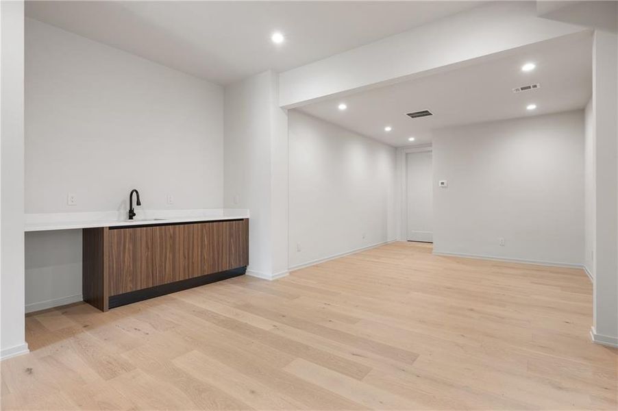 Spacious, unfurnished interior of a new home in , Sandy Springs (Image 29).