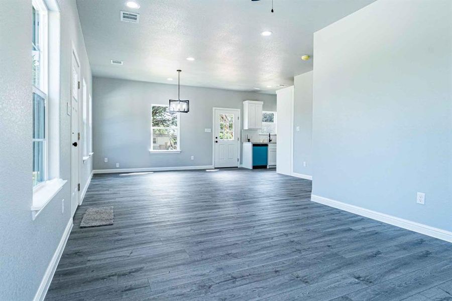 Spacious, unfurnished interior of a new home in , Granbury (Image 11).