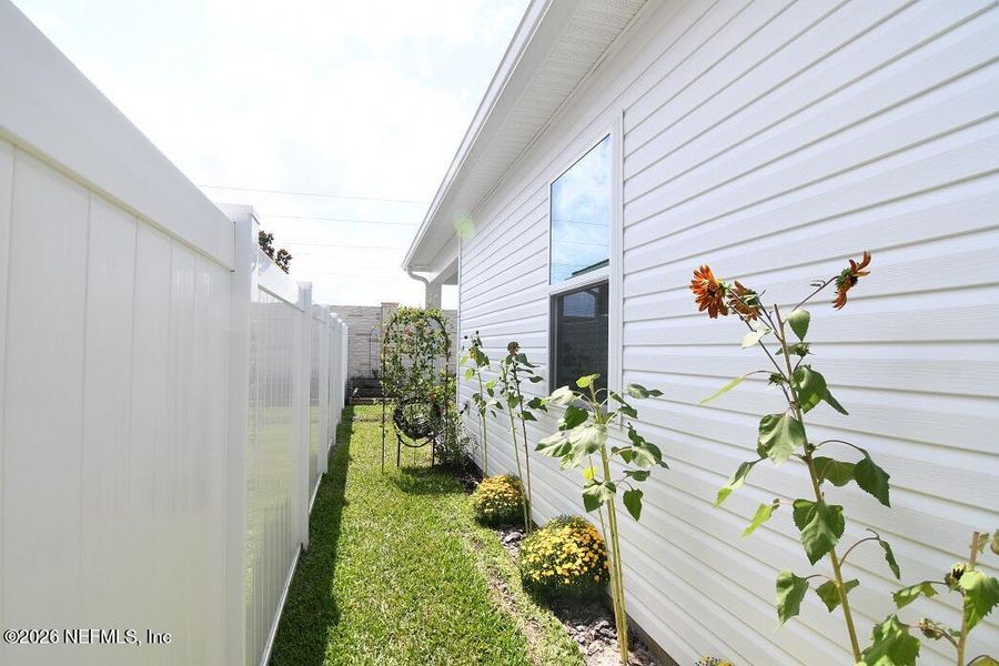 Exterior details and patio area of a home in Forest Crest, Jacksonville (Image 21).