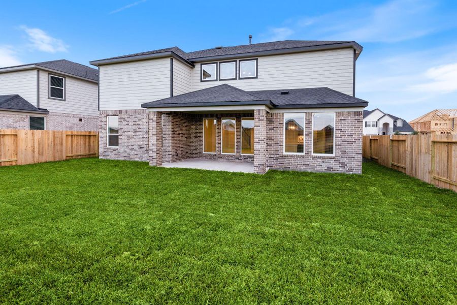Exterior details and patio area of a home in Briarwood Crossing, Rosenberg (Image 3).