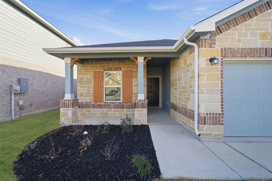 Exterior details and patio area of a home in Notting Hill, Converse (Image 3).