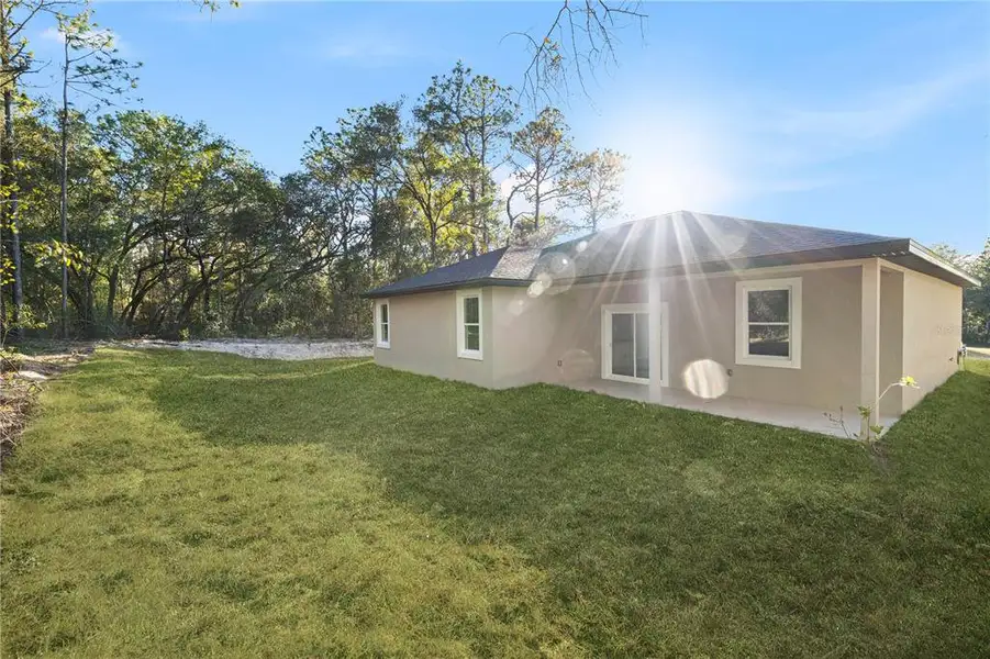 Exterior details and patio area of a home in , Dunnellon (Image 4).