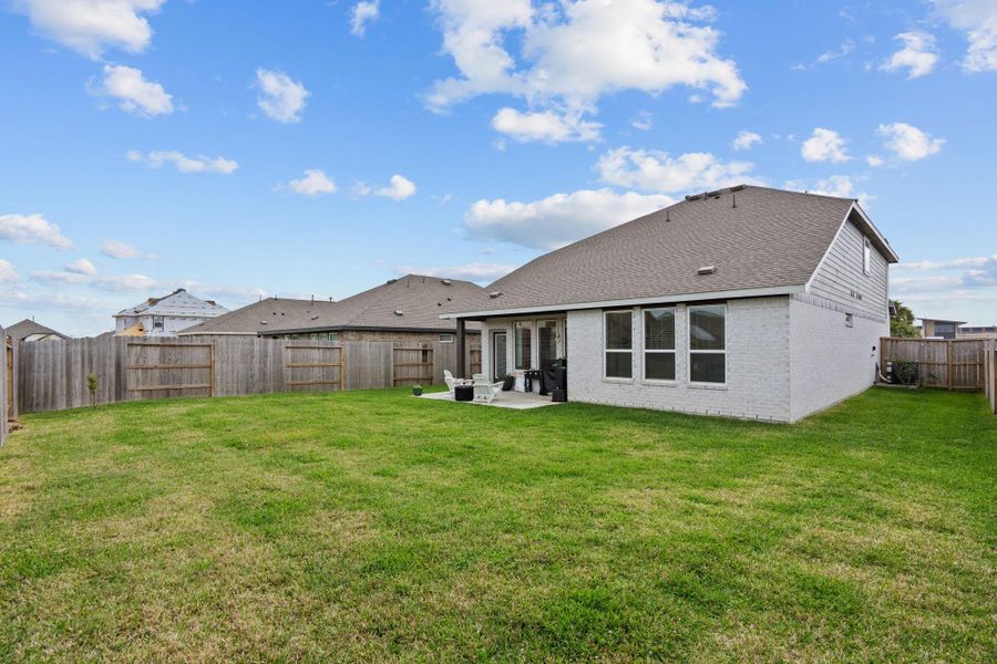 Exterior details and patio area of a home in Lago Mar, Texas City (Image 21).