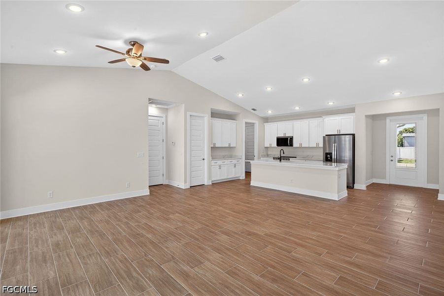 Spacious, unfurnished interior of a new home in Cape Coral, Cape Coral (Image 16).