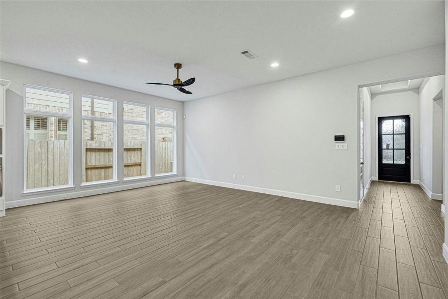 Spacious, unfurnished interior of a new home in Grand Central Park 45', Conroe (Image 15). Spacious, unfurnished interior of a new home in Grand Central Park 45', Conroe (Image 15).