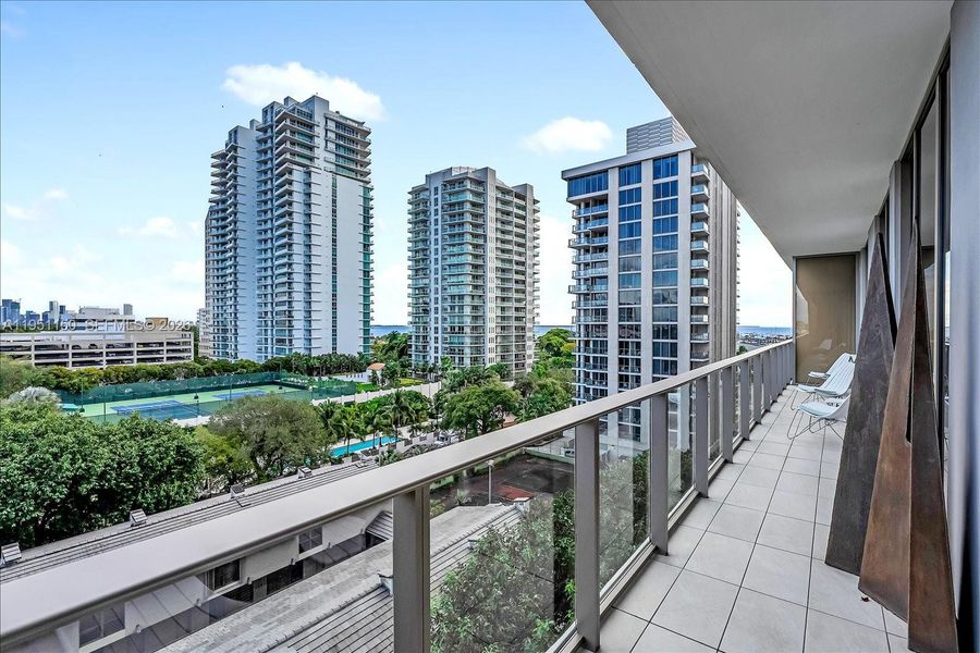 Condo located in Miami, FL showcasing its design and architecture (Image 3).