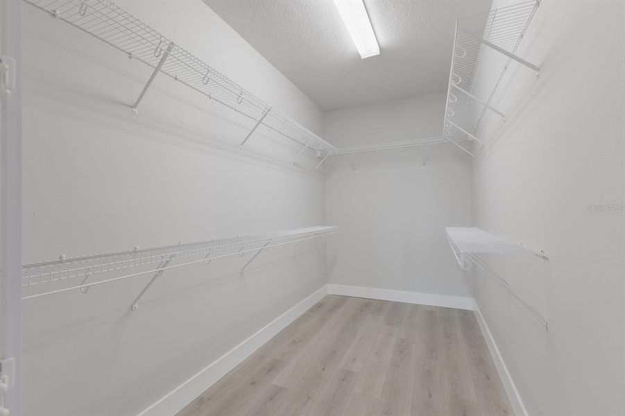 Spacious, unfurnished interior of a new home in , Sarasota (Image 19).