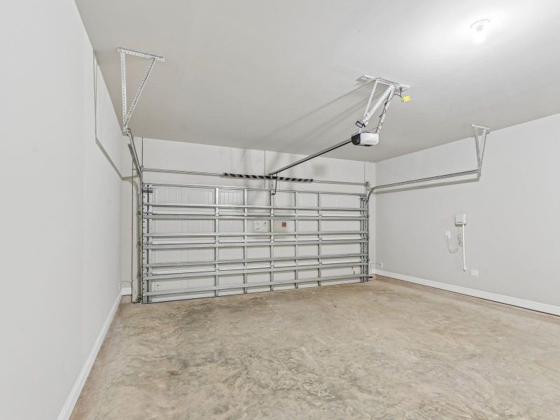 Spacious, unfurnished interior of a new home in Massey Oaks - Estate Series, Pearland (Image 32).