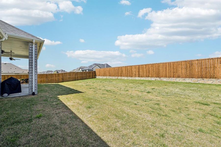Exterior details and patio area of a home in Ridge Crossing, Waxahachie (Image 20).