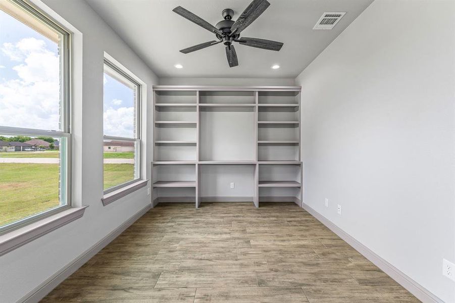 Spacious, unfurnished interior of a new home in Pecan Plantation, Granbury (Image 33).