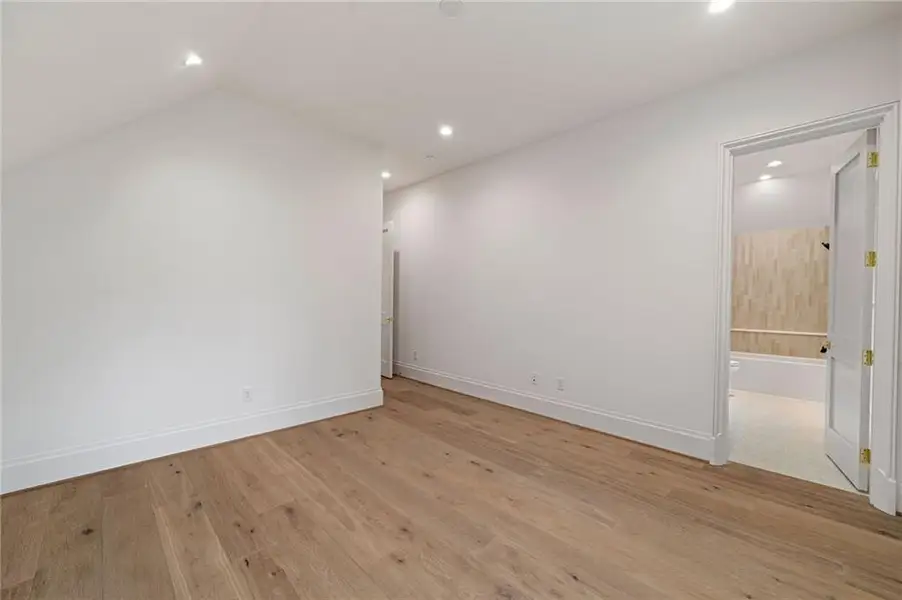 Spacious, unfurnished interior of a new home in , Atlanta (Image 58).