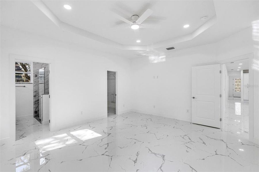 Spacious, unfurnished interior of a new home in , Tampa (Image 37).