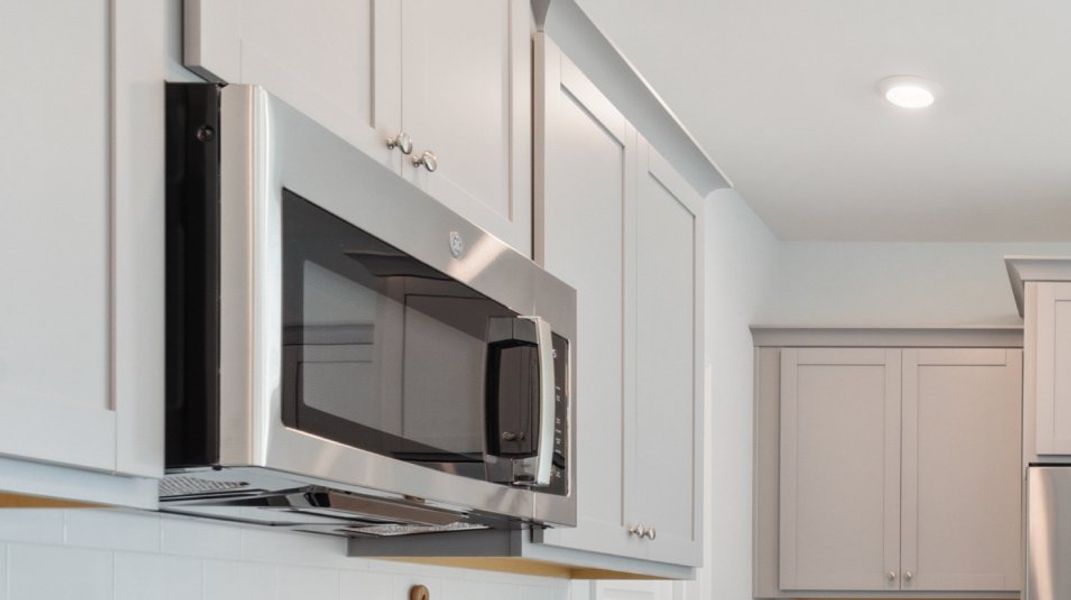 Carolina Azalea Ridge Summers Corner EI Kitchen Micro F1 100325