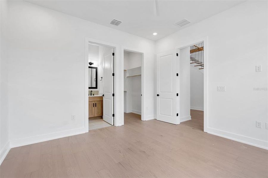 Spacious, unfurnished interior of a new home in , Tampa (Image 24).