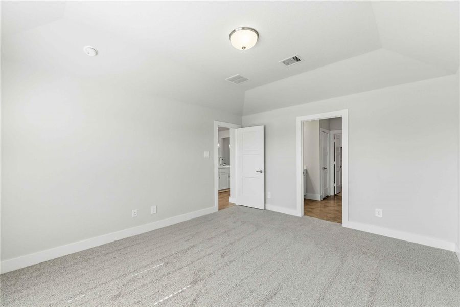 Spacious, unfurnished interior of a new home in Laurel Landing, Alvin (Image 16).