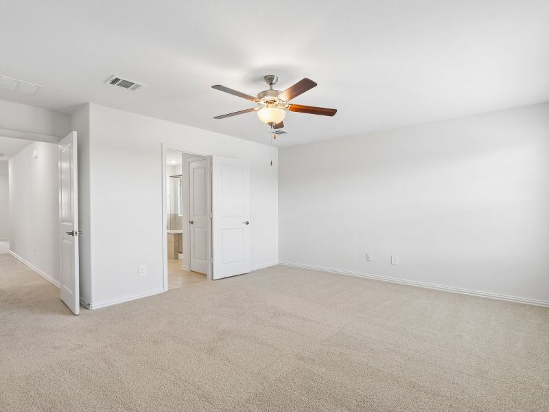 Spacious, unfurnished interior of a new home in Oak Ridge Park, Corinth (Image 10).