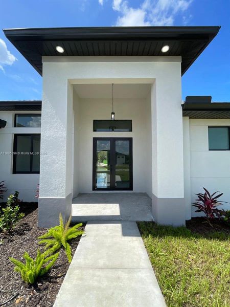 Exterior details and patio area of a home in , Cape Coral (Image 3).