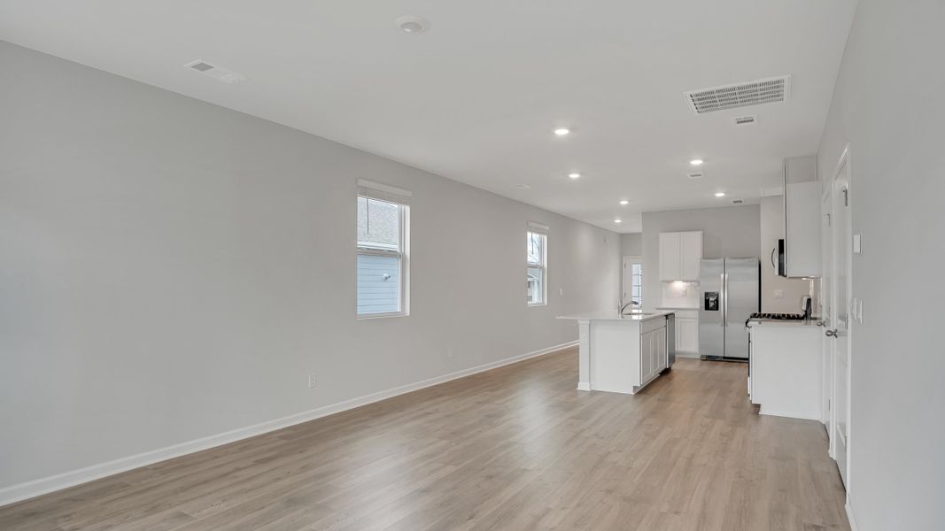 Spacious, unfurnished interior of a new home in River Landing, Murfreesboro (Image 28).