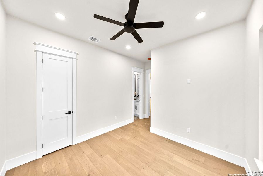 Spacious, unfurnished interior of a new home in , Bandera (Image 41).