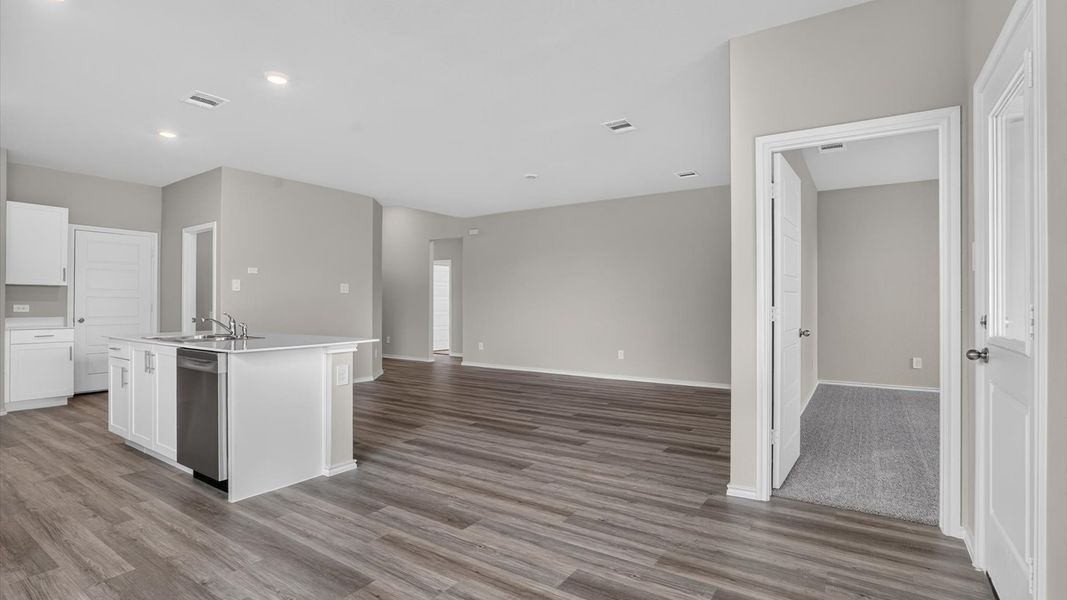 Spacious, unfurnished interior of a new home in Saratoga, Granbury (Image 14).
