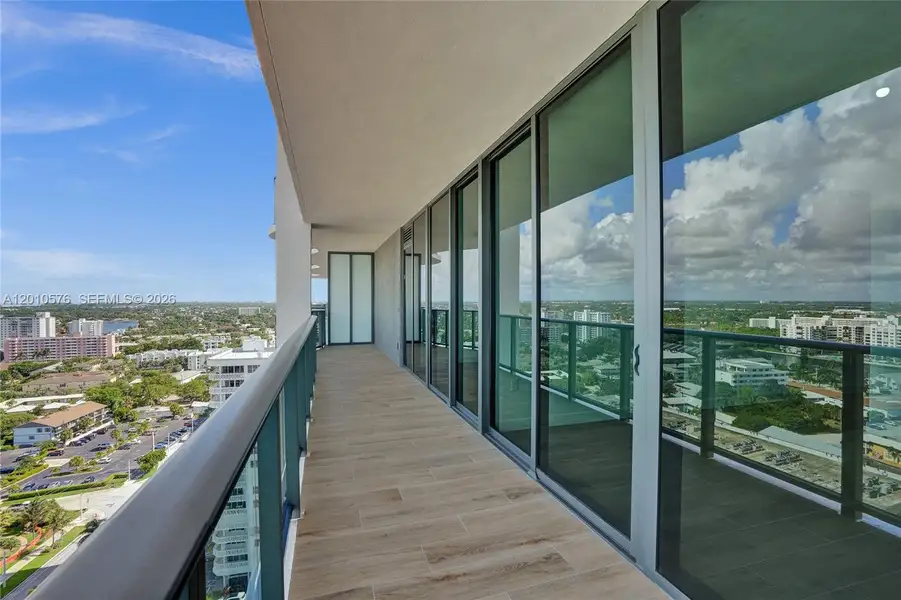 Condo located in Pompano Beach, FL showcasing its design and architecture (Image 5).
