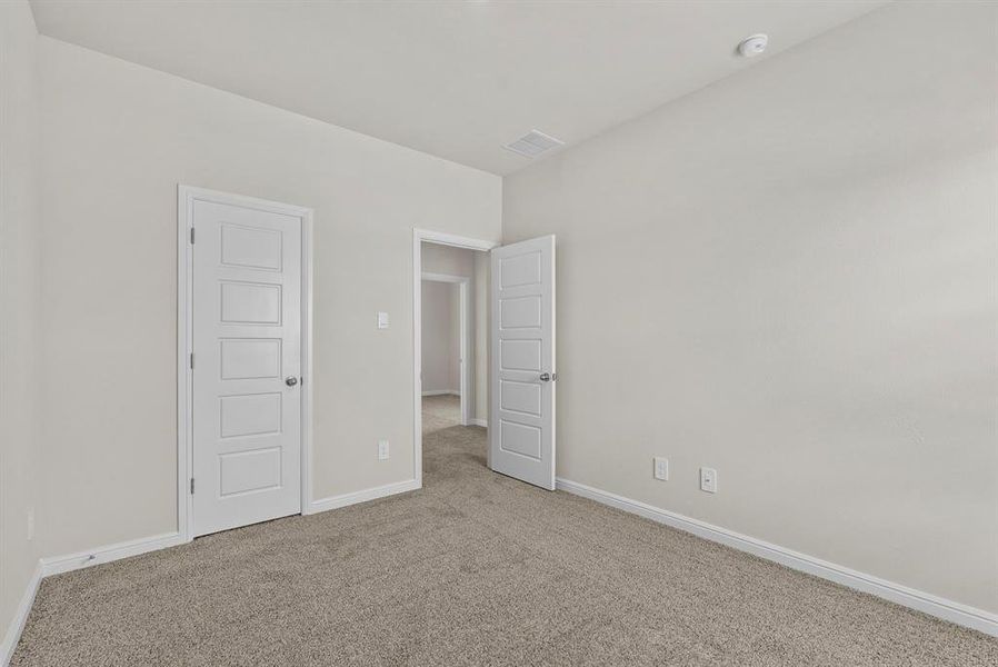 Spacious, unfurnished interior of a new home in Saratoga, Granbury (Image 21).