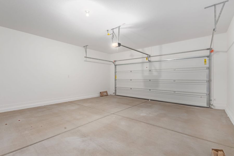 Spacious, unfurnished interior of a new home in Sunrise, Surprise (Image 28).