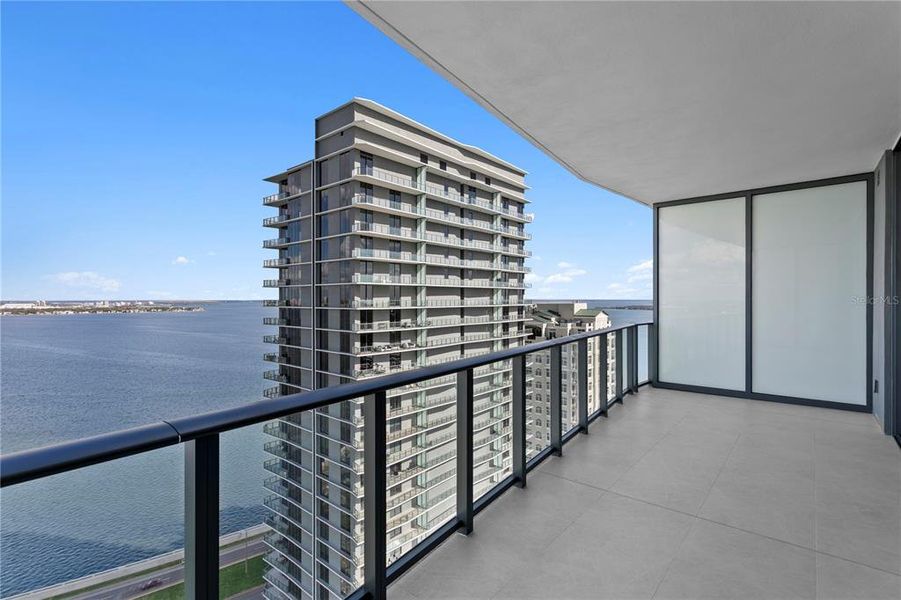 Condo located in Tampa, FL showcasing its design and architecture (Image 36).