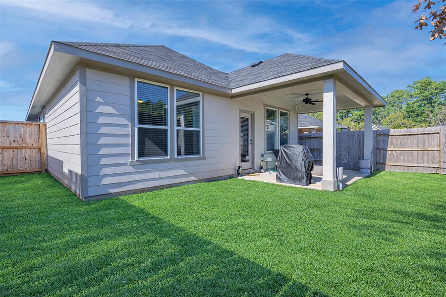 Exterior details and patio area of a home in Westridge Cove 40′, Conroe (Image 4).