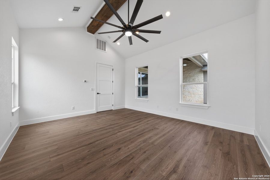 Spacious, unfurnished interior of a new home in , Blanco (Image 29).