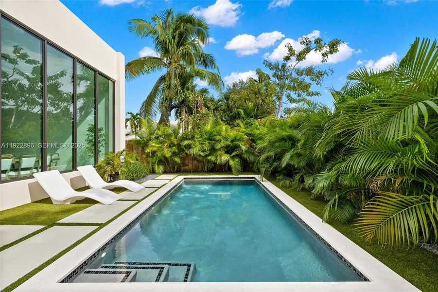 Exterior details and patio area of a home in , Miami (Image 28).
