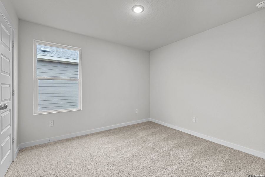 Spacious, unfurnished interior of a new home in Hacienda, San Antonio (Image 19).