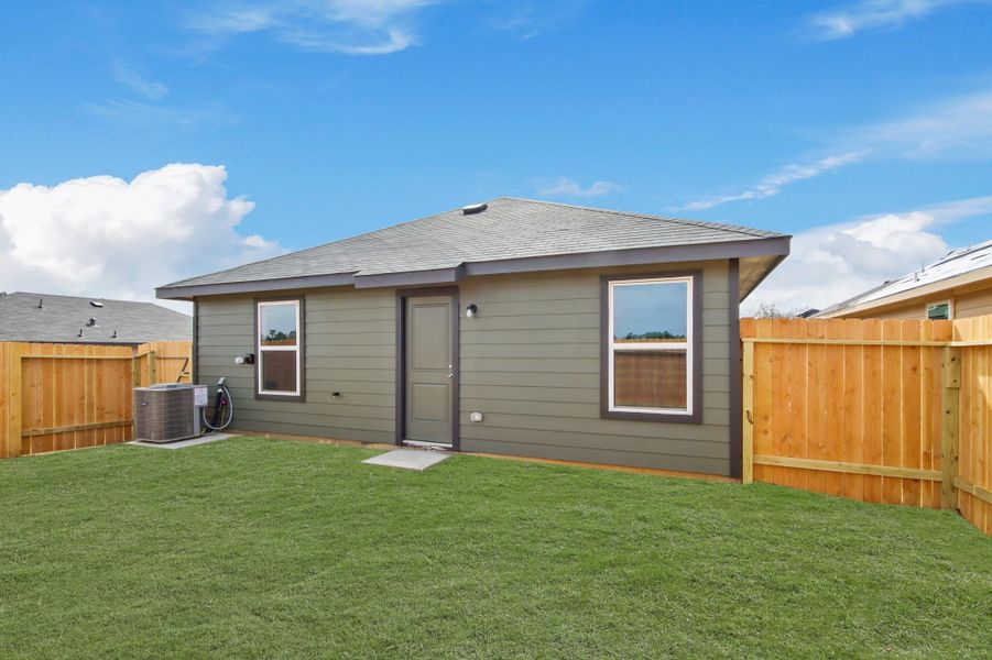 Exterior details and patio area of a home in McCrorey Trails, Conroe (Image 4).