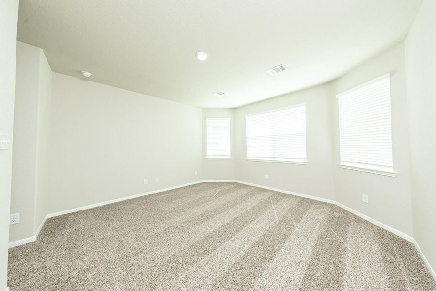 Spacious, unfurnished interior of a new home in Mackenzie Creek, Conroe (Image 15).