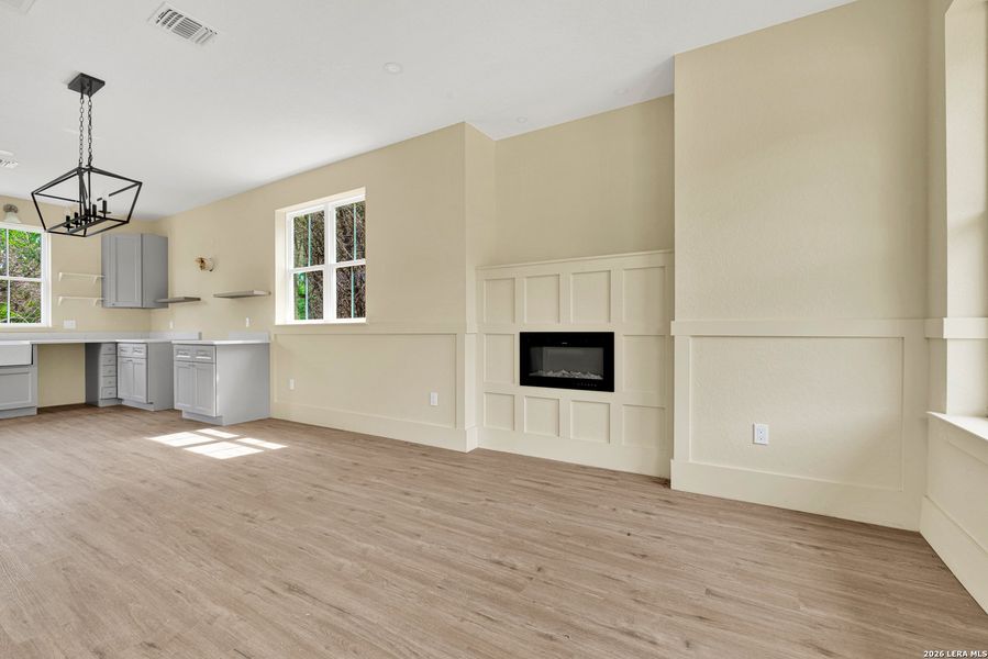Spacious, unfurnished interior of a new home in , Bandera (Image 7).