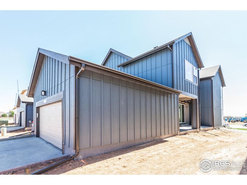 GARAGE/SIDEYARD