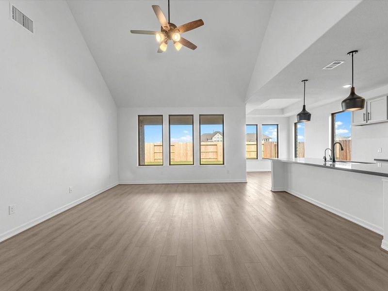 Spacious, unfurnished interior of a new home in Sunterra Lakes, Brookshire (Image 14).