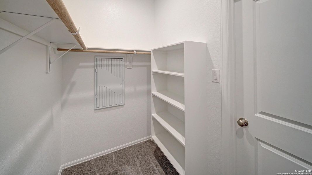 Spacious, unfurnished interior of a new home in Ladera 40', San Antonio (Image 24). Spacious, unfurnished interior of a new home in Ladera 40', San Antonio (Image 24).